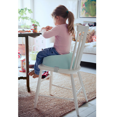 toddler sitting on the BABYBJÖRN Booster Seat