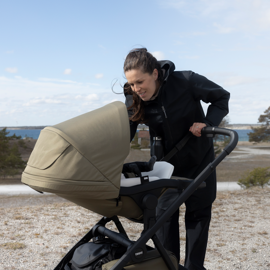Thule Charm Stroller in 
Faded Khaki on Black