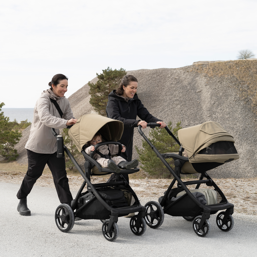 Thule Charm Stroller in 
Faded Khaki on Black