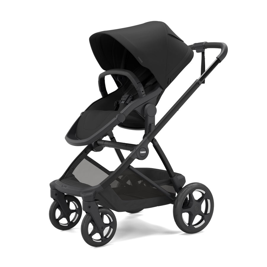 Thule Charm Stroller in 
Black on Black