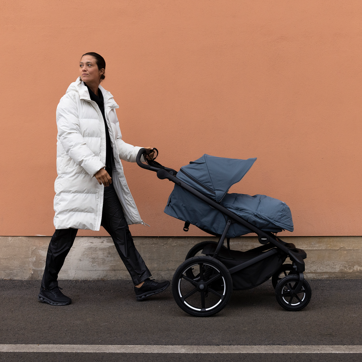 Thule Elements High-Performance Footmuff M/L in Dark Slate on stroller