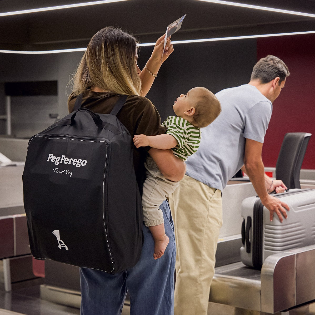 Family at an airport with a Peg Perego travel bag with the Volo stroller