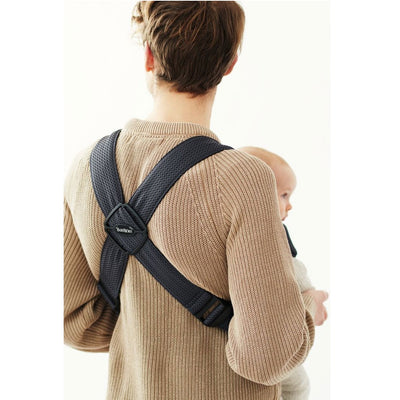 Dad wearing the BABYBJÖRN Baby Carrier Mini